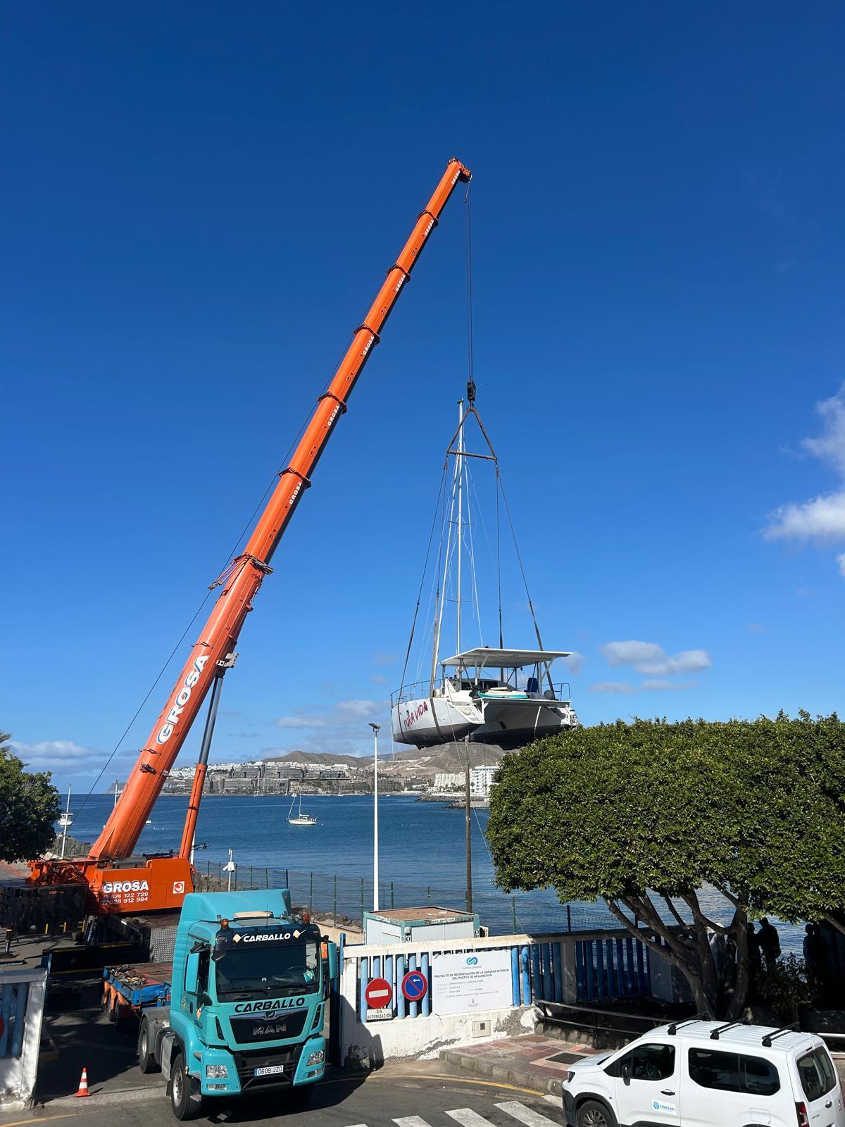 Sacan un catamarán encallado en la playa de las marañuelas de Arguineguín