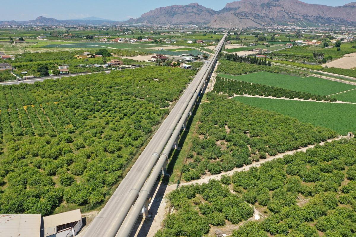 Recta del camino de servicio de 4 kilómetros, paralela a los "tubos" que une la carretera Bigastro- Arneva con la N-340 de La Aparecida- Murcia