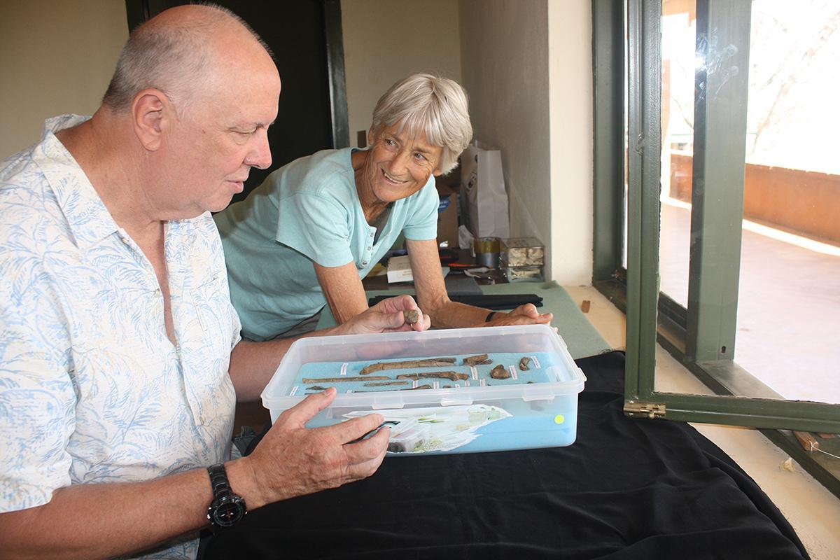 Bill Jungers i Meave Leakey examinant les restes el 2014