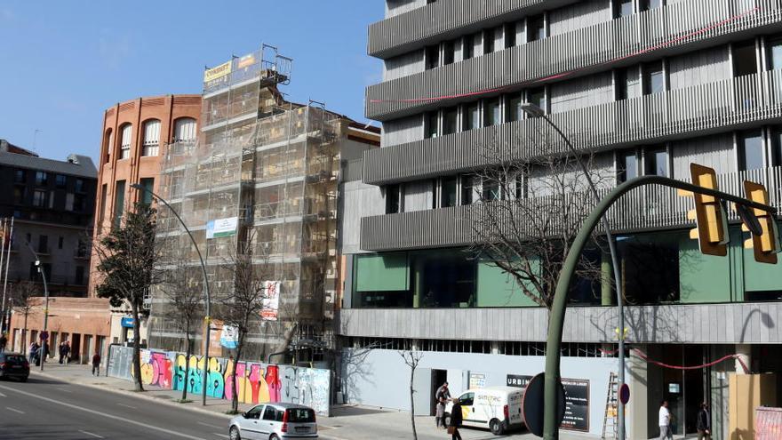 Un edifici pràcticament acabat, al costat d&#039;un bloc en obres a Girona