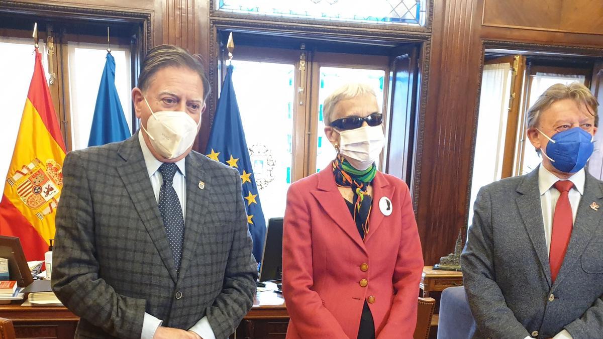 Por la izquierda, Alfredo Canteli, Carmen Suárez y José Ramón Prado, esta mañana, en el Ayuntamiento.