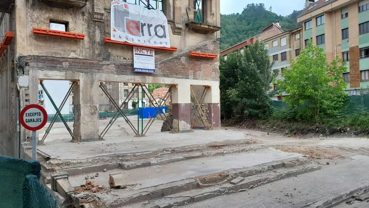 Los vecinos denuncian la paralización de las obras del centro de salud de Sotrondio dos meses después de su inicio: "Nos toman el pelo"