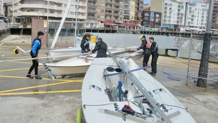 Veleros parecidos al accidentado, ayer en el puerto de Sanxenxo.// RV