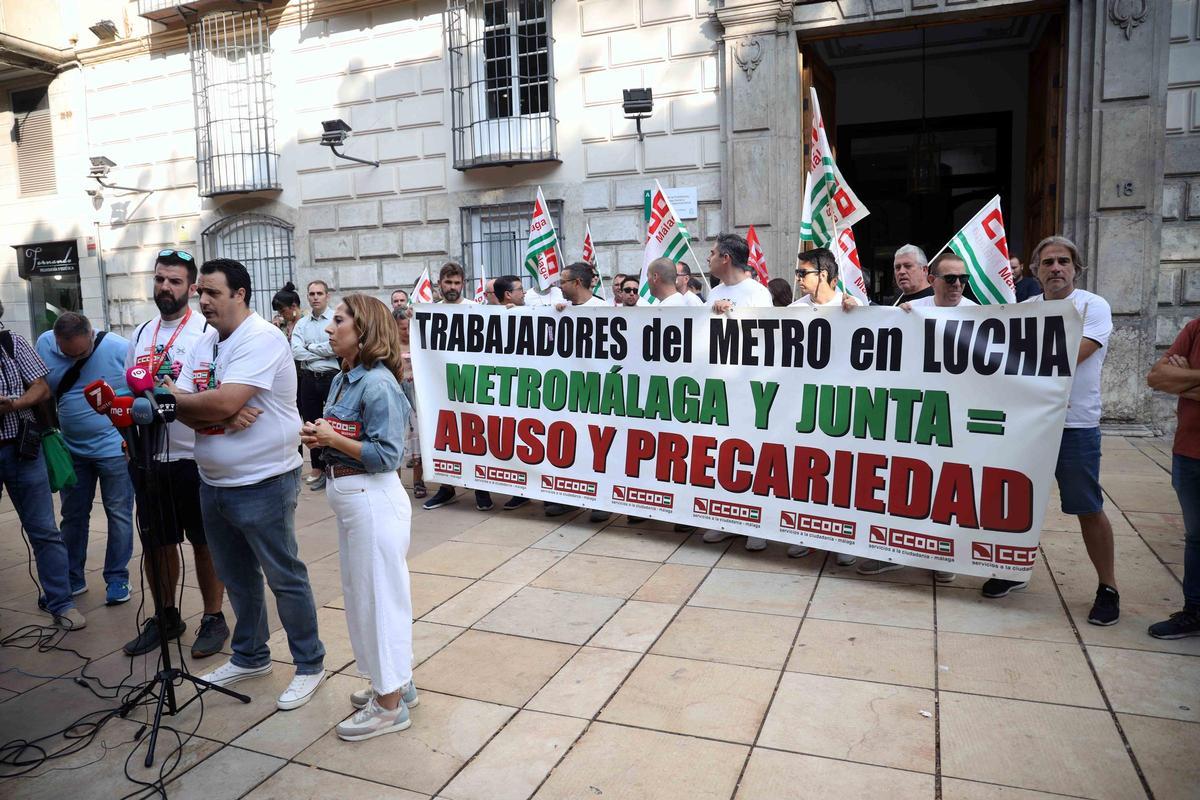 Trabajadores del Metro Málaga se manifiestan frente a la Delegación del Gobierno.