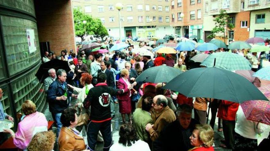 Asistentes a la espicha celebrada poco después de la misa, a las puertas de la iglesia de Fátima.