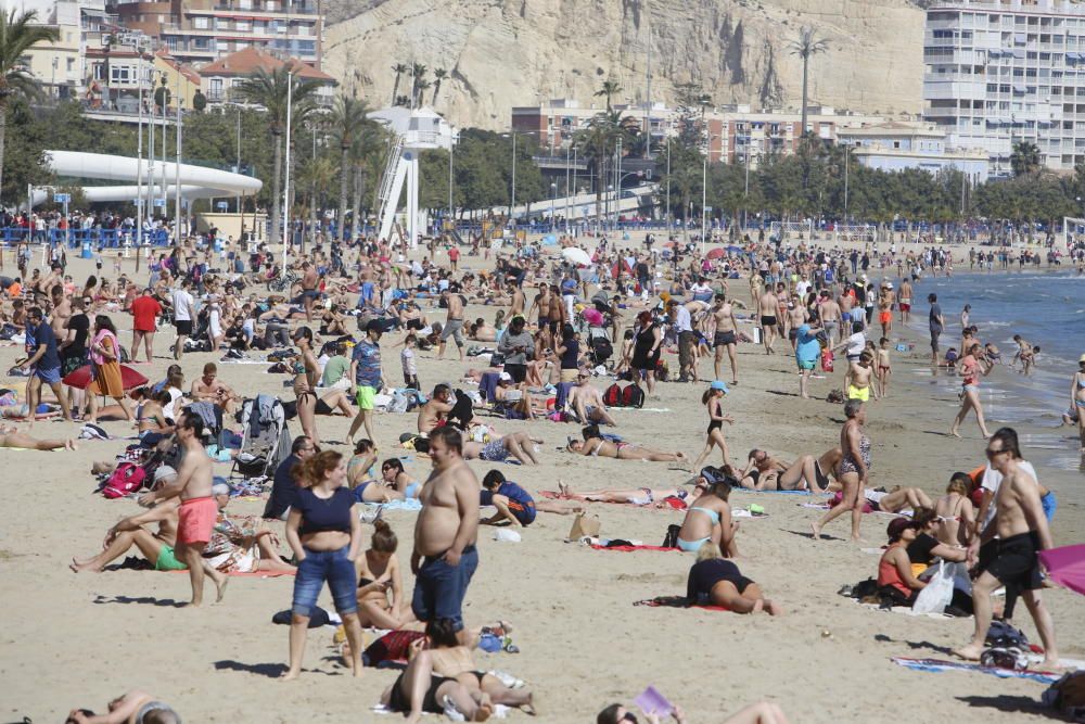 Numerosos bañistas llenan el Postiguet para disfrutar del buen tiempo en Alicante