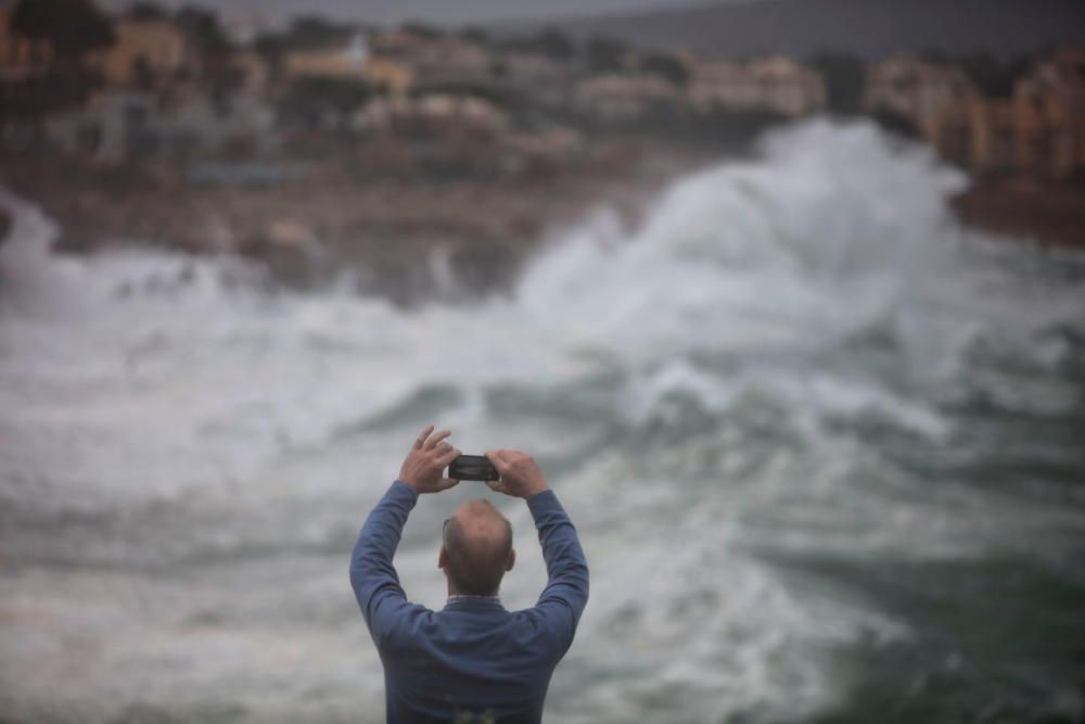 La tormenta Ana provoca vientos de  100km/h y olas de hasta 4 metros