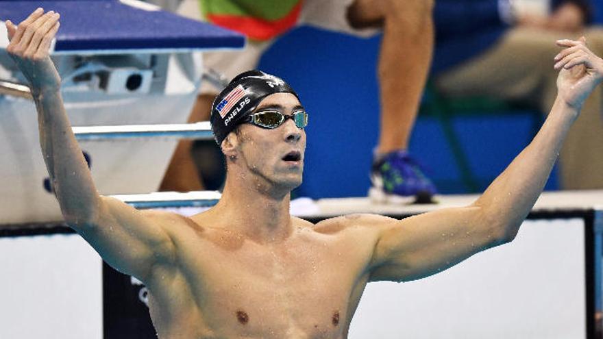 Michael Phelps, tras ganar el oro en los 200 metros mariposa, invita a la afición brasileña a seguir ovacionando su victoria.