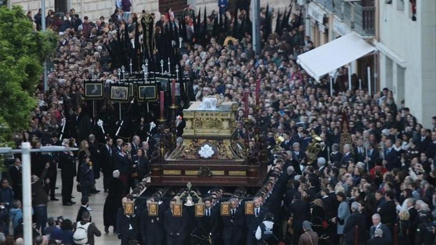 Imagen de la procesión que realiza el Sepulcro cada Viernes Santo.