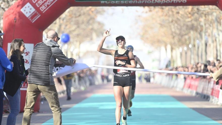 La triatleta Natalia Castro gana la Media Maratón Castellón en su debut en la distancia