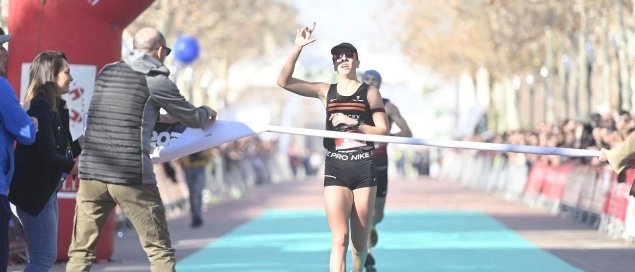 La triatleta de Bueu Natalia Castro cruza en primer lugar la meta de la Media Maratón de Castellón, disputada ayer.