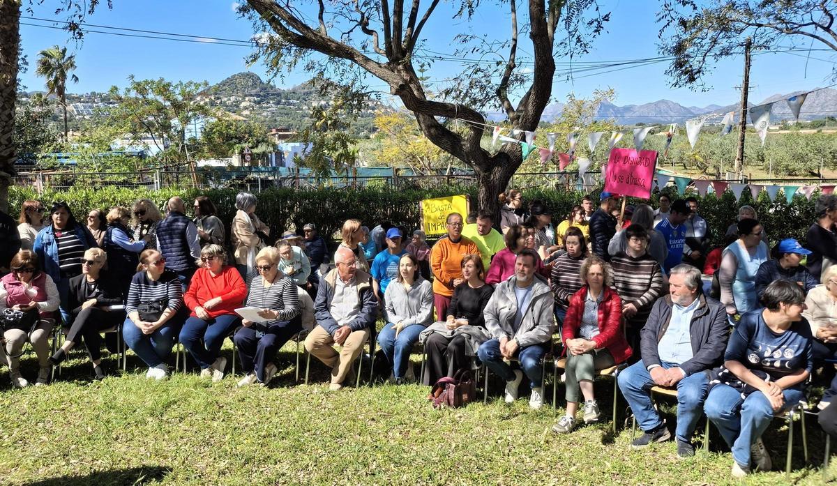 Asistentes a la protesta que ha tenido lugar en el centro ocupacional de la Xara