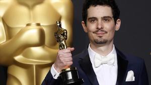 El director Damien Chazalle, con el Oscar que conquistó por ’La La Land’.