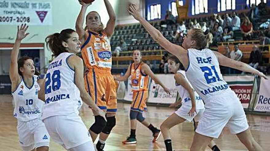 Brittany McPhee lanzando a canasta entre Santibáñez, Vitola y Hof.