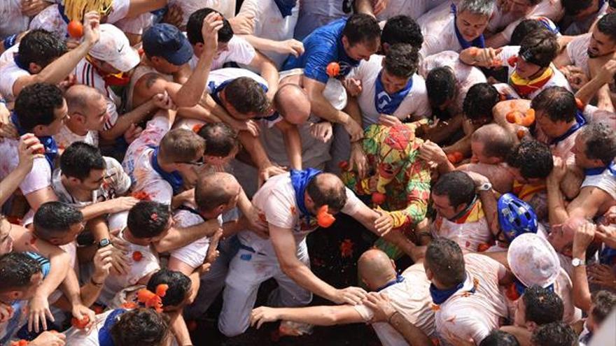 Tarazona recibe con una lluvia de tomates a su Cipotegato más rápido