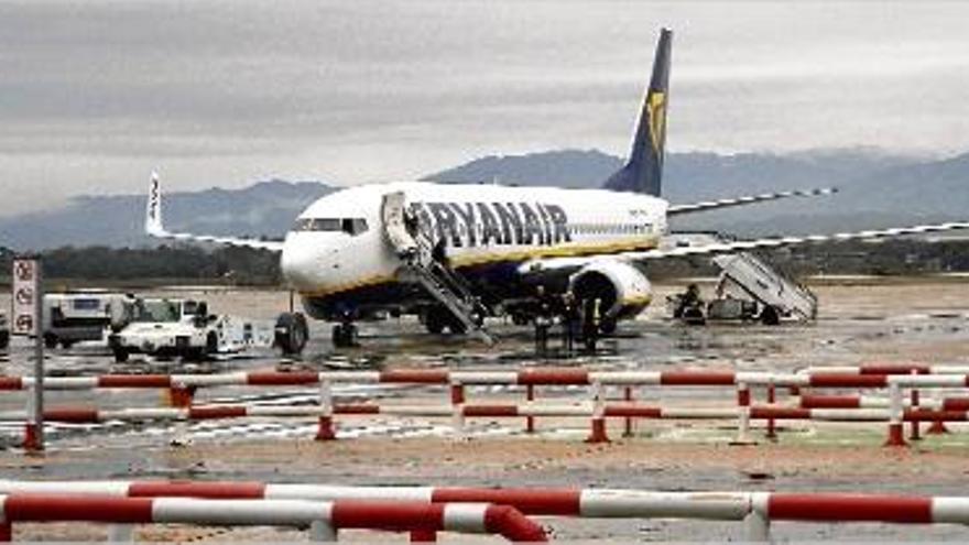 L&#039;arribada d&#039;un dels primers vols de Ryanair de la temporada d&#039;estiu, ahir a l&#039;aeroport de Girona-Costa Brava.