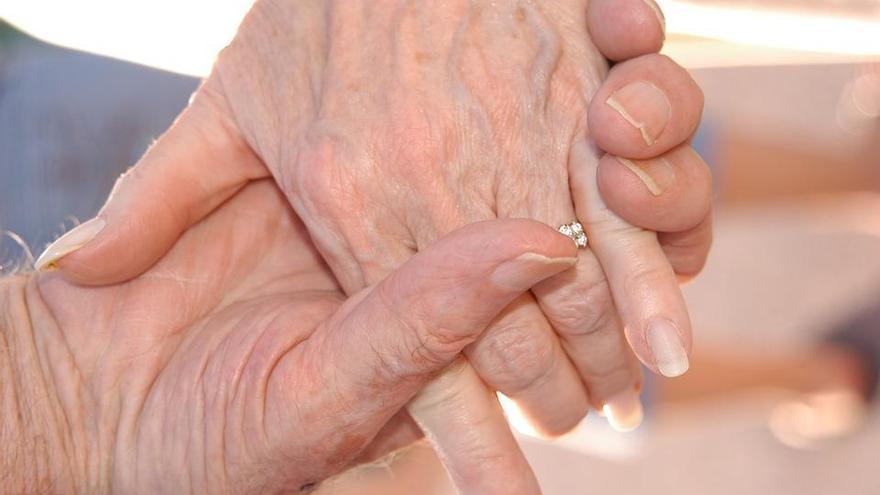 Moren amb 12 hores de diferència dos ancians que portaven 71 anys de matrimoni
