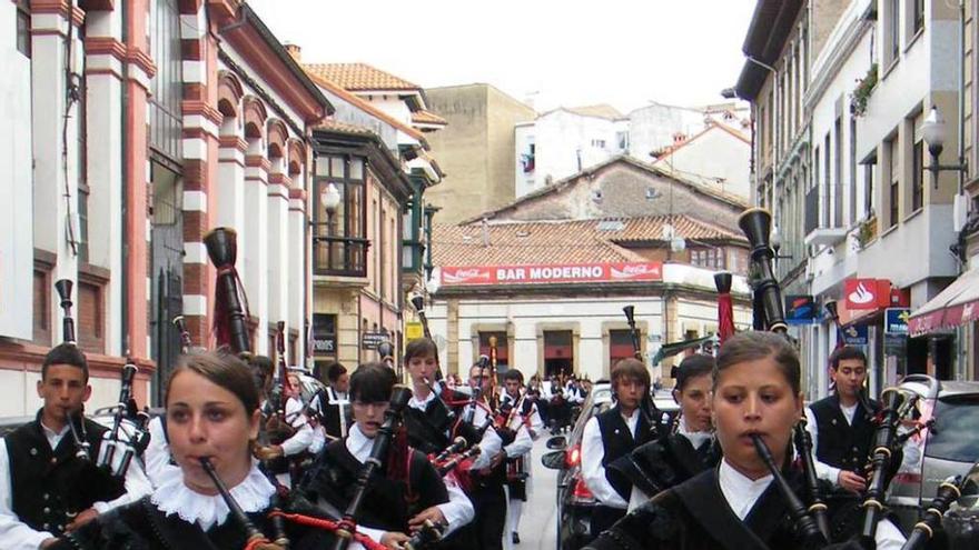 Desfile en el festival de gaitas del año pasado, en Villaviciosa.