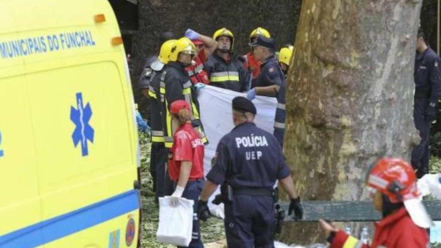 Policía y bomberos Portugueses atienden a los heridos tras la tragedia.