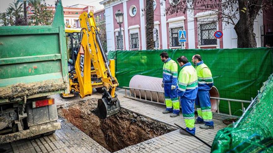 Aqualia repara un pozo de la red de saneamiento en la avenida de huelva