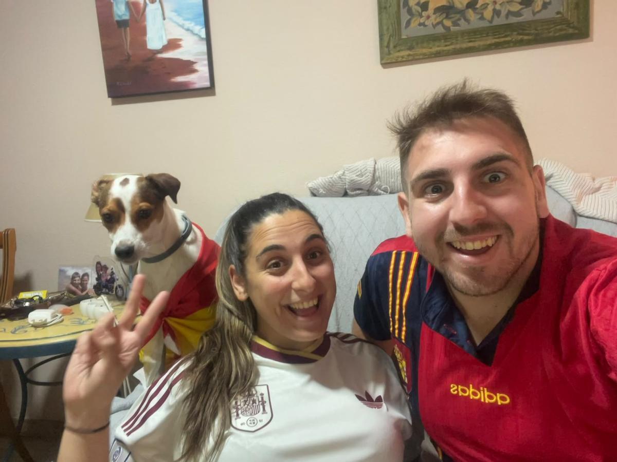 Elena junto a su hermano y su perrito apoyando a la selección en este Mundial.