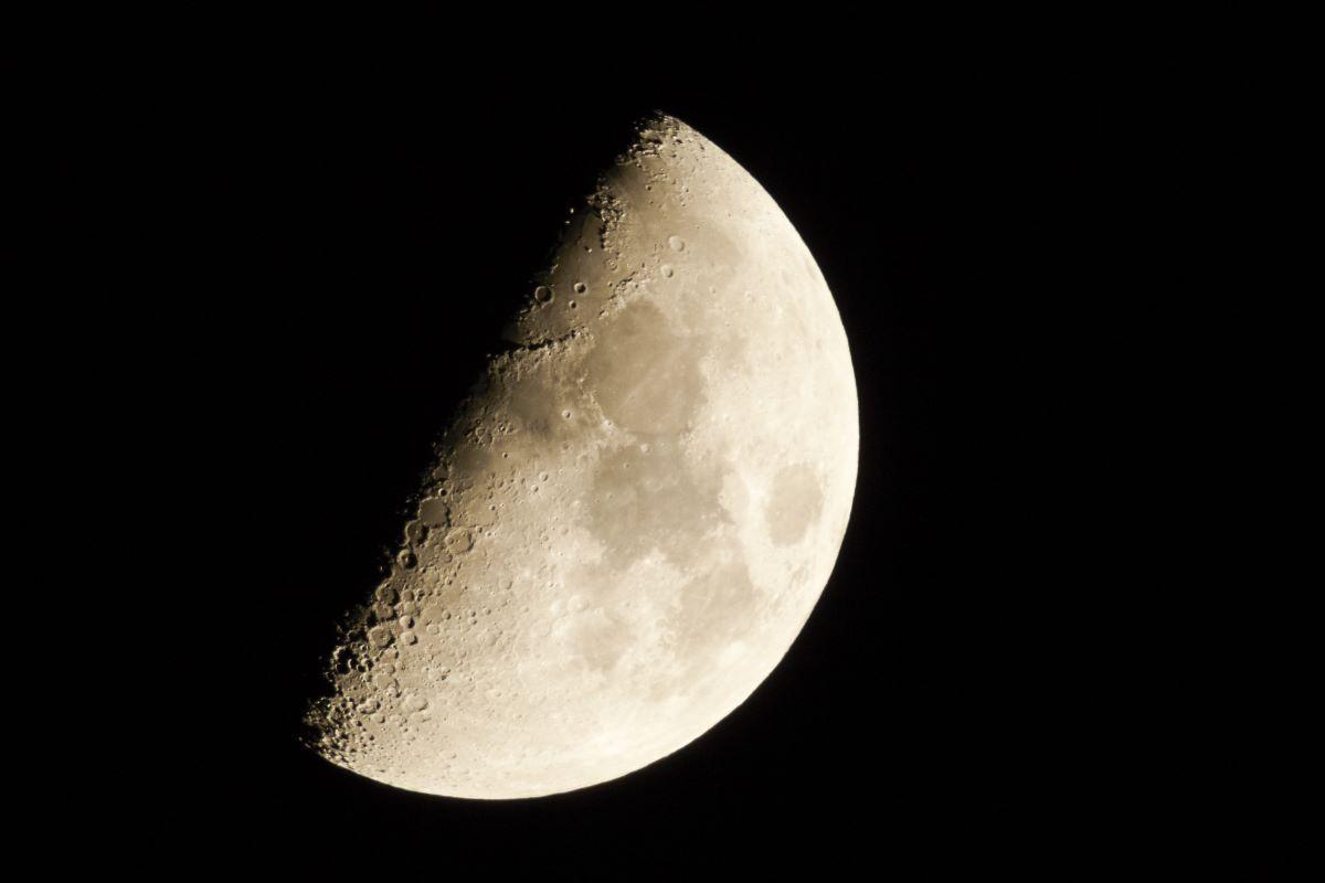 La superficie de la luna con cráteres en el espacio exterior.