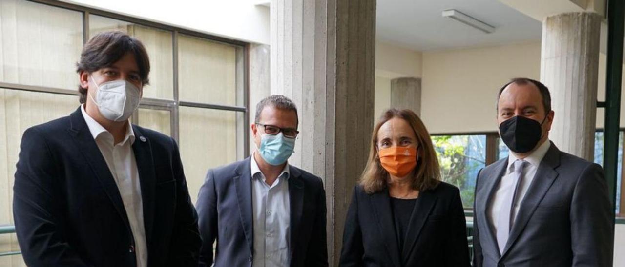 Por la izquierda, Borja Sánchez; Fernando Rubiera, director de la cátedra; Carmen Benavides, decana de Economía, y Andrés Rodríguez-Pose.