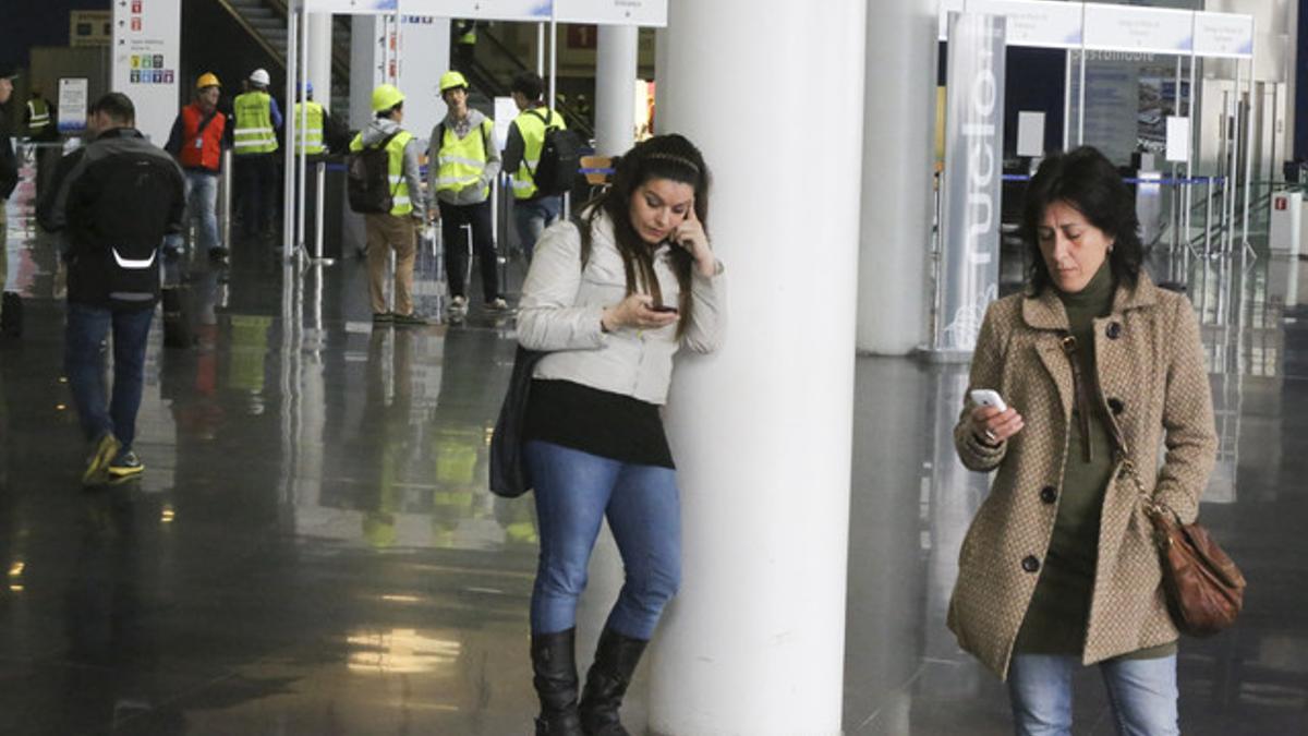 Usuarias pendientes de sus móviles, en L'Hospitalet de Llobregat.