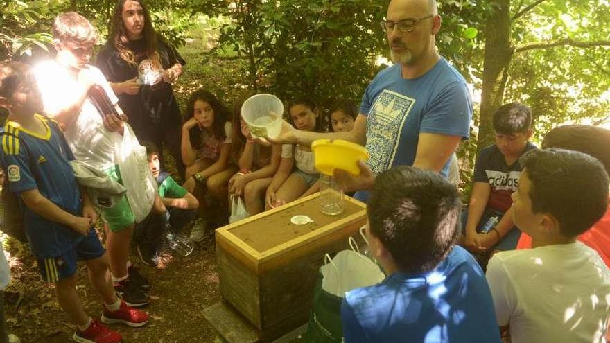 El apicultor da una breve charla a los niños en los jardines de Quinteiro da Cruz. // Noé Parga