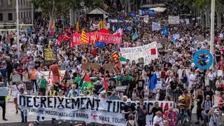 Unas 3.000 personas claman en el centro de Barcelona contra la masificación turística: "¡No estamos en venta!"
