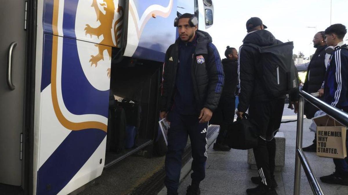 Tolisso, a su llegada a Peinador ayer. | ALBA VILLAR