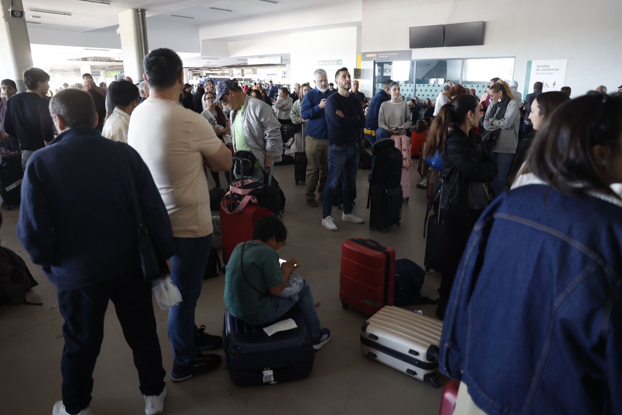 MADRID, 28/04/2025.- Usuarios aguardan en la estación de tren de Chamartín, en Madrid, tras registrarse un apagón a nivel peninsular este lunes. EFE/Juan Carlos Hidalgo