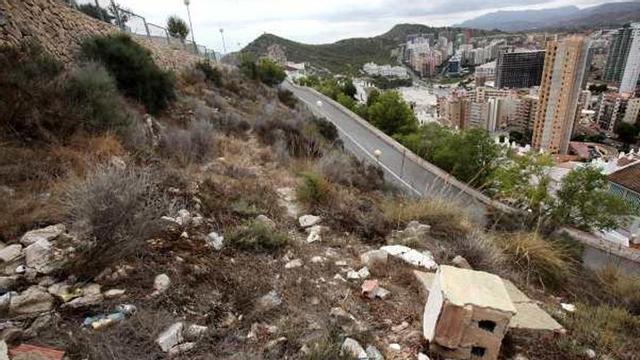 Restos de obras, envases y matorrales ocultan uno de los pocos yacimientos arqueológicos que conserva Benidorm.