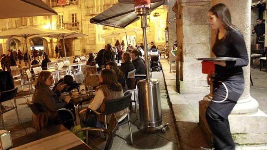 Imagen de la terraza de una cafetería en la Praza da Constitución de Vigo