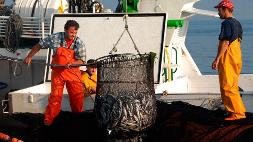 Pescadores del cerco en imagen de archico.//I. Abella