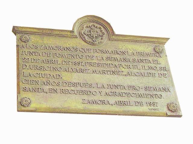 Placa con los hitos del museo: su ampliación en en 1997.