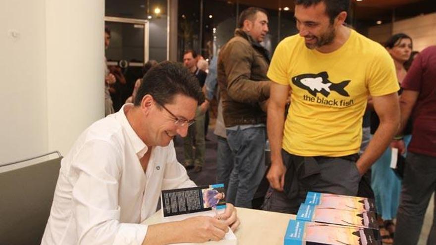 Joan Lluís Ferrer firma ejemplares de su anterior libro en el Club Diario.