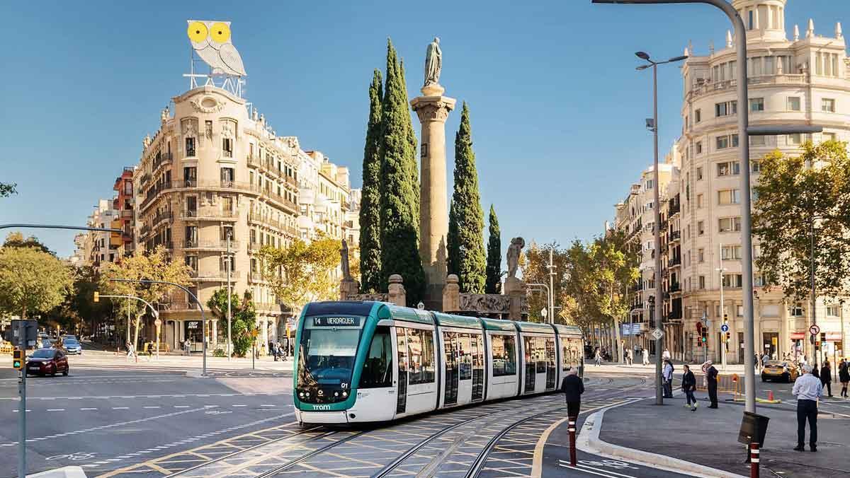 Un tramvia circula pel nou tram de la Diagonal, entre Les Glòries i Verdaguer, en un exemple de la transformació urbana que promou el pla Barcelona Impulsa. Un tramvia circula pel nou tram de la Diagonal, entre Les Glòries i Verdaguer, en un exemple de la transformació urbana que promou el pla Barcelona Impulsa.