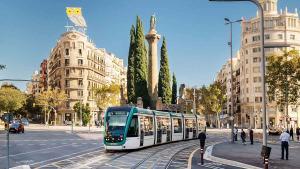 Un tramvia circula pel nou tram de la Diagonal, entre Les Glòries i Verdaguer, en un exemple de la transformació urbana que promou el pla Barcelona Impulsa.