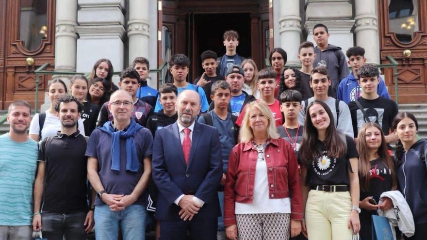 La delegación abulense, con el coordinador del Foro, Luis Felipe Fernández, y el presidente y la vicepresidenta primera de la Junta, en la escalinata del Parlamento asturiano | R. T. C.