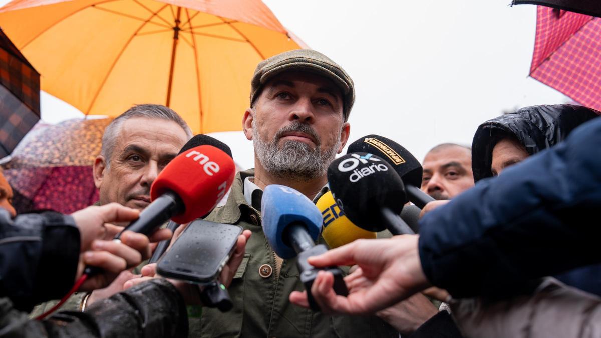 Santiago Abascal atiende a los medios este viernes en Valencia de Alcántara.