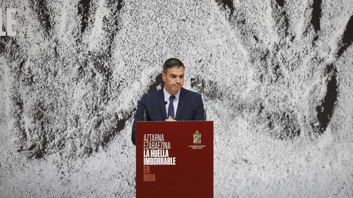 El presidente del Gobierno, Pedro Sánchez, en la localidad de Ermua durante la conmemoración del 25 aniversario del secuestro y asesinato del concejal del PP Miguel Ángel Blanco.