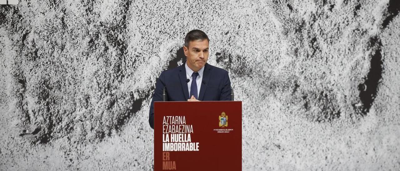 El presidente del Gobierno, Pedro Sánchez, en la localidad de Ermua durante la conmemoración del 25 aniversario del secuestro y asesinato del concejal del PP Miguel Ángel Blanco.