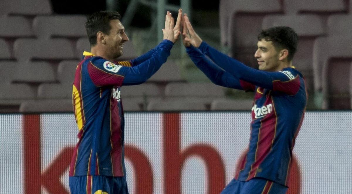 Pedri felicita a Messi tras el primer gol durante el partido de liga entre el FC Barcelona y el Getafe.