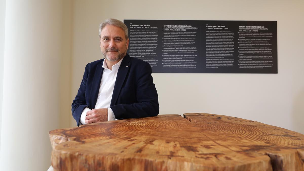 Juan José Ruiz Martínez, rector de la Universidad Miguel Hernández y portaestandarte de las Representaciones Extraordinarias del Misteri 2021.