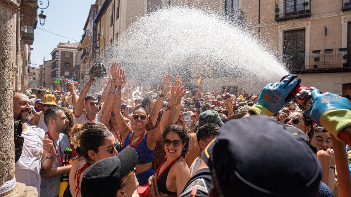 El público asistente al Sonorama se refresca debido a las altas temperaturas de este viernes en Aranda de Duero (Burgos), donde la banda jienense Supersubmarina, a la que un grave accidente de tráfico ha apartado desde hace años de los escenarios, ha regresado hoy al festival.