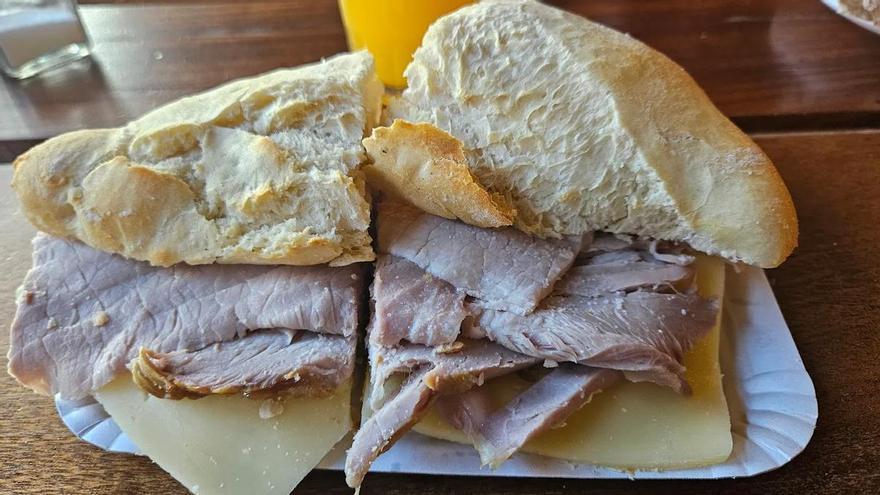 El bocadillo de pata de Gran Canaria "que vuelve locos" a los canarios: se personaliza y cuesta desde 3,80 euros
