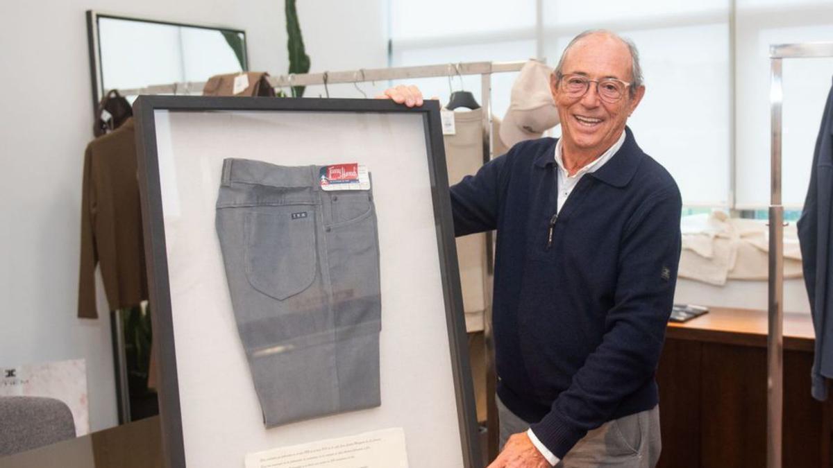 Javier Cañás muestra unos pantalones de la marca Tommy Harrods que fabricó en el bajo del número 31 de Juan Castro Mosquera en 1972 y que le regaló una clienta el año pasado.
