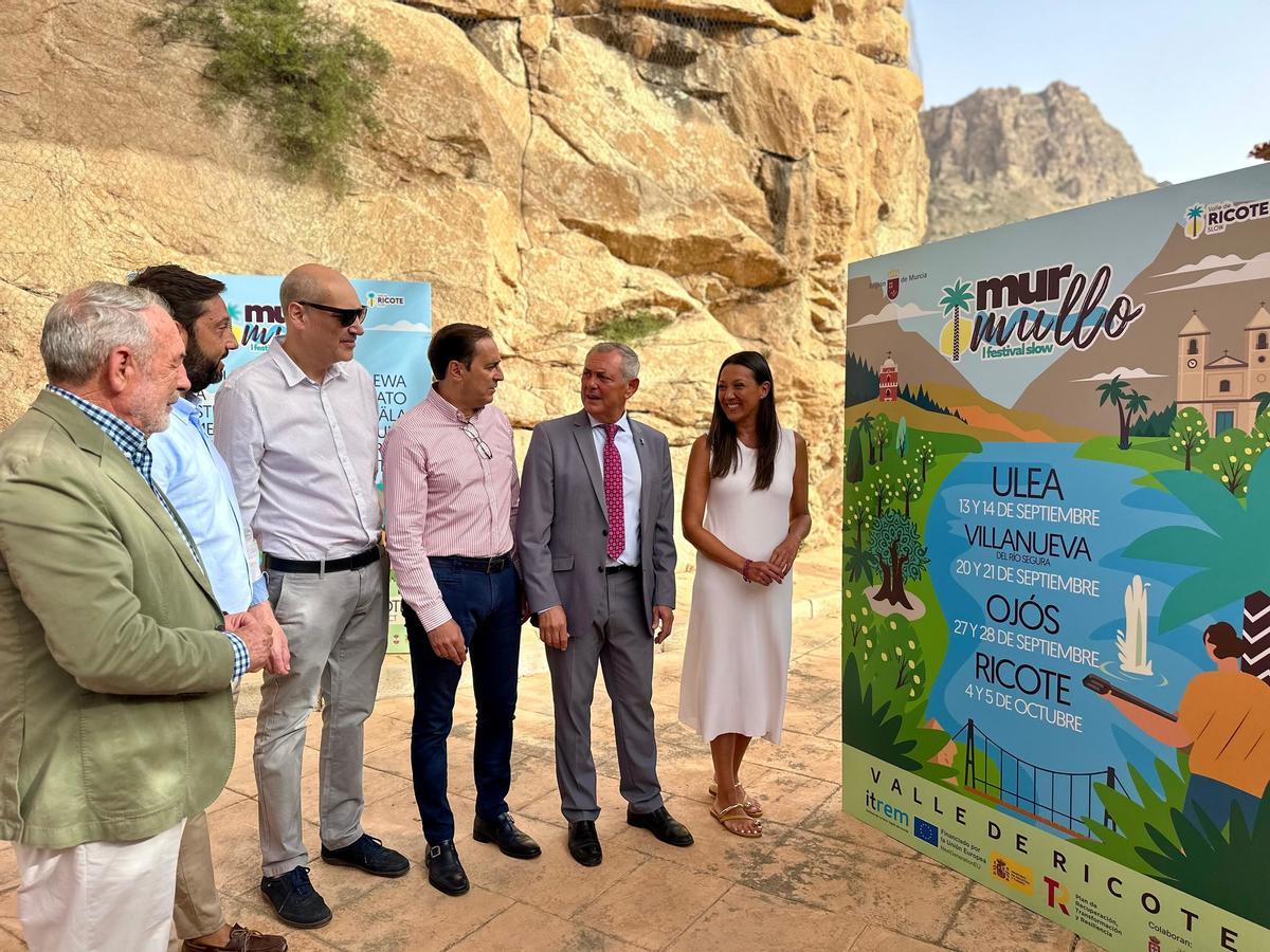 La consejera Carmen Conesa junto a los alcaldes implicados del Valle de Ricote .