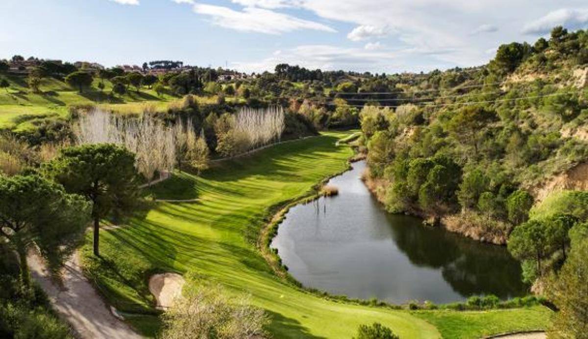 El camp de golf a l'entorn de la Masia Bach a Sant Esteve Sesrovires